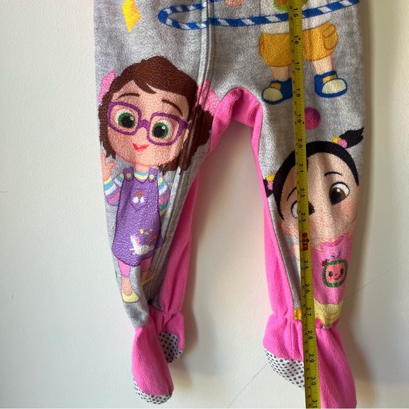 🌼 5/$25 CoComelon Toddler Sleeper Pajamas 2T Fleece Footed One Piece Zip Play - Picture 8 of 8